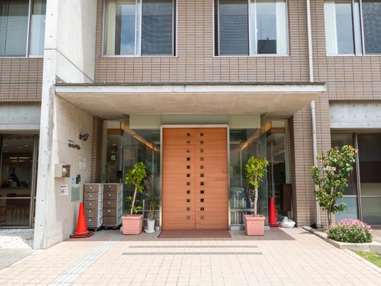 清潔な施設のエントランス