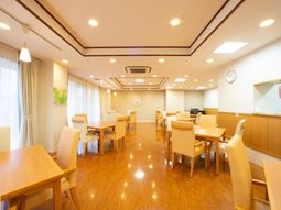 明るい食堂の様子