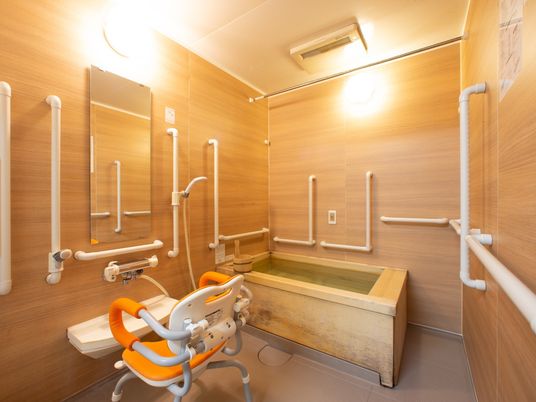 バリアフリーの浴室設備