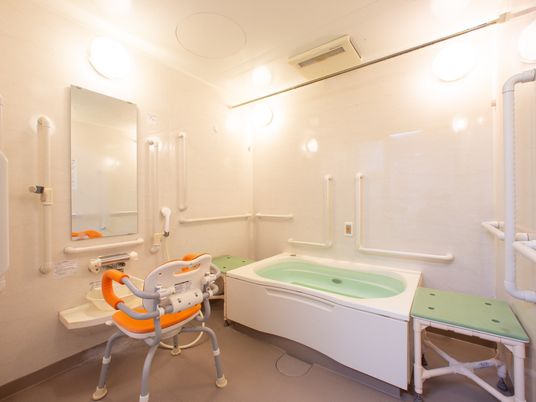 バリアフリー設計の浴室