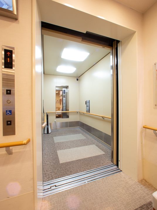 明るいエレベーターの入り口