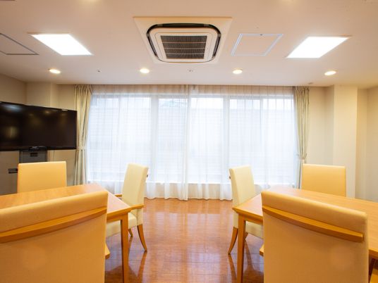 暖色調の落ち着いた居室