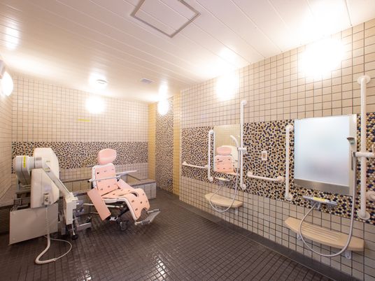 清潔なバリアフリー浴室