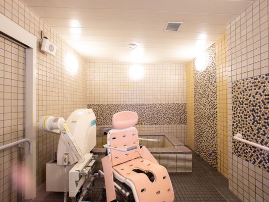 設備充実の明るい浴室