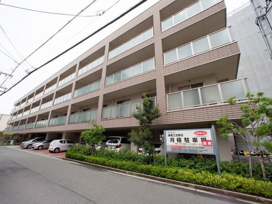 多階の建物外観と看板