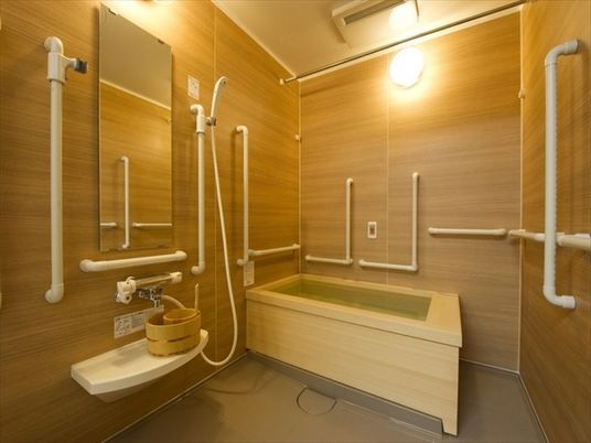 バリアフリーの清潔な浴室