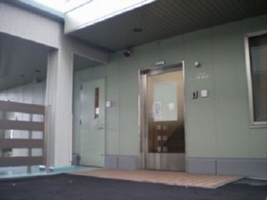 エントランスの明るい外観