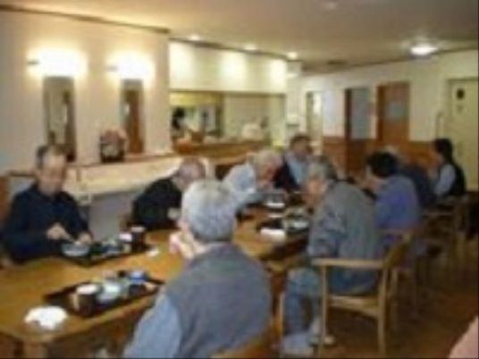 共有ダイニングでの食事風景