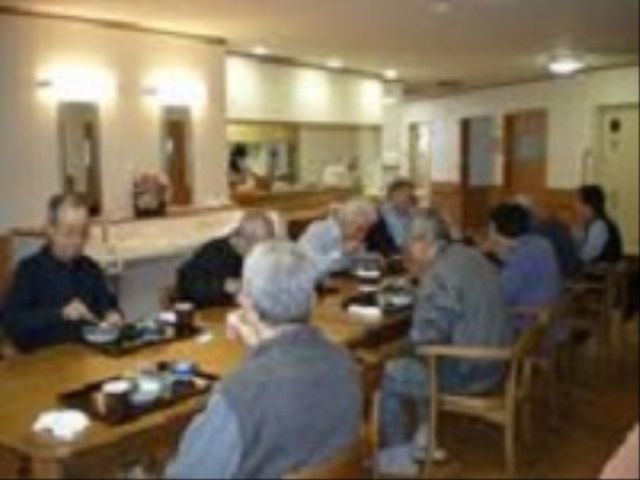 共有ダイニングでの食事風景 食事 共用のダイニングで行われている食事の様子です。ゆったりした時間を過ごしながら、お食事を楽しんでいる方々がおられます。