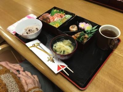 配膳された美味しそうな食事