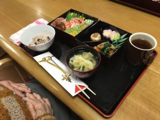 配膳された美味しそうな食事