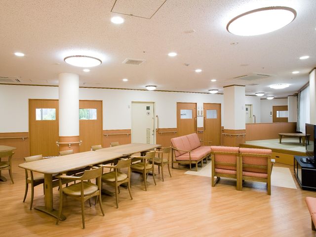広々とした明るい食堂 2階リビング ゆったりとした椅子と長いテーブルが並ぶ落ち着いた食堂で、ゆっくりとした食事の時間を提供しています。常時明るく開放感のある空間ですので、快適にお過ごしいただけるでしょう。