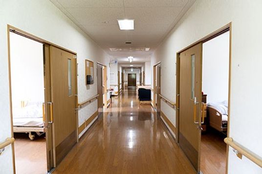 木目調の落ち着いた廊下
