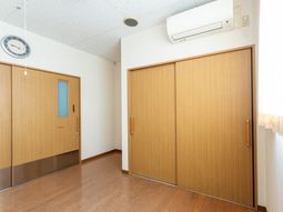 木目調の広い出入口
