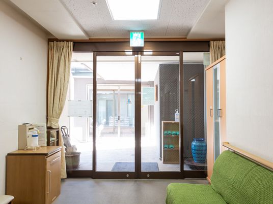 中庭への明るい通路