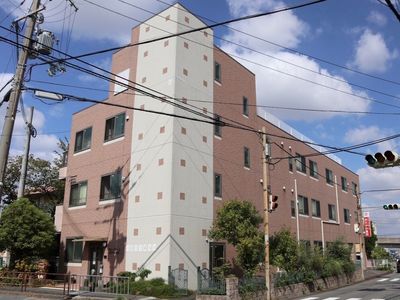 現代的な外観の建物