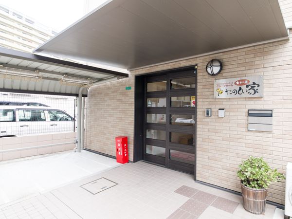 清潔な施設のエントランス