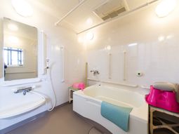 バリアフリーの明るい浴室