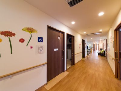 快適な施設の廊下