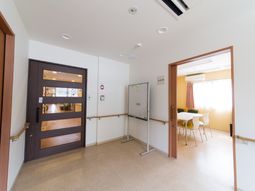 明るい多目的室の入口