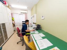 事務作業をする男性
