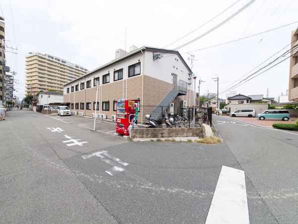 建物の入り口と周辺
