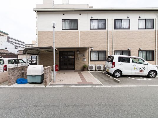 施設の外観と入口