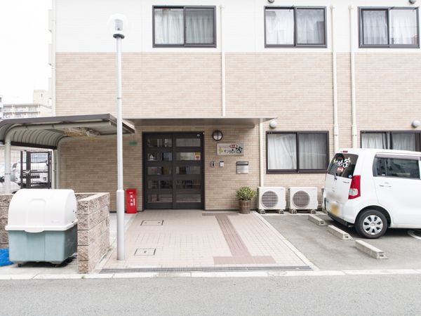 建物のエントランス外観