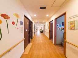 廊下に飾り付けされた壁