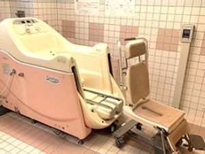 機械浴と椅子の浴室  