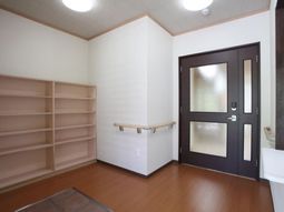 明るい居室の一角