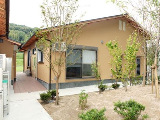 緑豊かな居室の外観