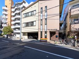 明るい通りの建物外観
