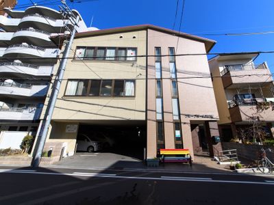 明るい日差しの外観