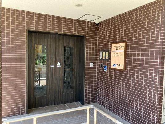 施設の出入口  