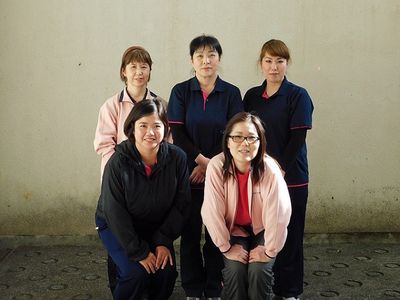 笑顔のスタッフ集合写真