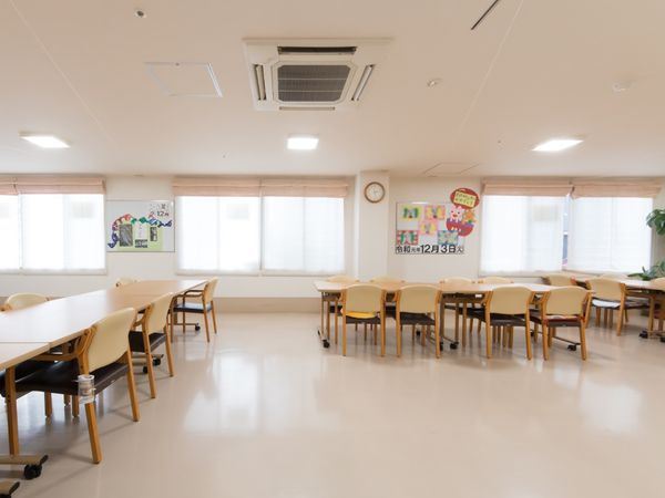 明るい食堂の様子
