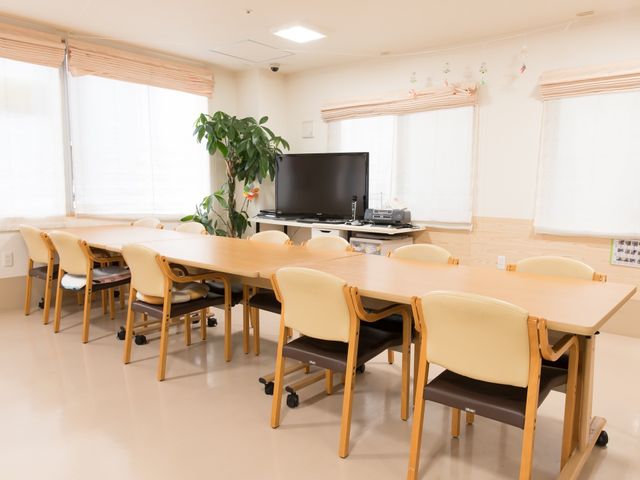 明るい共有スペース 食堂 ゆとりある座席配置で、のびのびとくつろげる多目的室です。皆で集い交流することができる快適な環境が整っています。