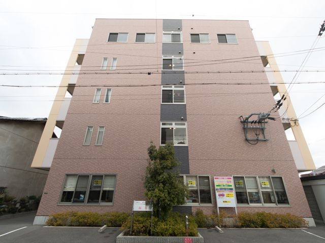 多階建て建物の外観 外観 落ち着いた色合いの外壁が特徴的な建物です。清潔感のあふれる環境で、ご自身の新たなスタートを検討されてはいかがでしょうか。