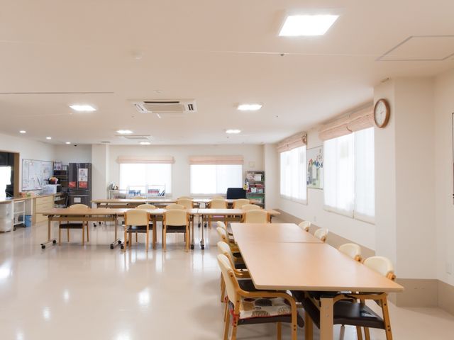広々とした明るい食堂 共有スペース ゆったりとした空間で明るい食堂が設けられており、コミュニケーションも図りやすい作りになっています。椅子は移動が容易で、日々の食事時間も快適に過ごせます。