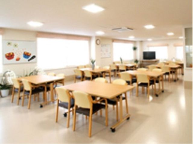 明るい食堂の様子 食堂 ゆとりのある食堂では、居心地の良い環境でお食事を楽しめます。明るく開放的な空間で、コミュニケーションも自然と生まれます。