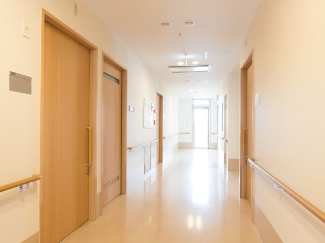 明るい清潔な廊下 通路 広々として明るい通路は日々の移動がしやすく、手すりも整っておりますので、安心してお過ごしいただけます。