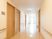 サムネイル 施設の写真 通路は白を基調として明るい雰囲気となっている。両側に手すりが設置されている。通路の幅は広く、居室の扉は大きく作られている。