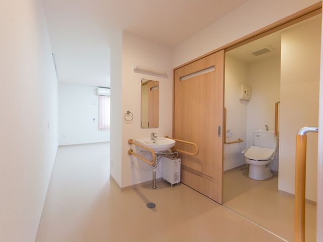 バリアフリーなトイレ空間 トイレ 手すり付きで広々としたトイレ空間は、安心してお使いいただける設計となっております。すべりにくい床材も快適な利用をサポートします。