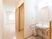 サムネイル 施設の写真 白い居室に合ったシンプルな洗面台。幅は広く取られており両側にしっかりとした手すりもついている。大きい鏡なので見やすくなっている。