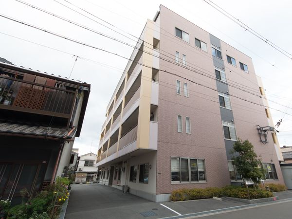 モダンな建物の外観