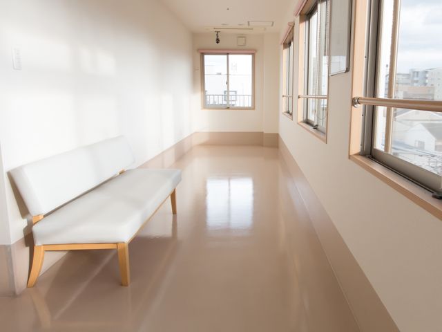 明るい廊下とベンチ 廊下 採光を多く取り入れた通路は、待ち時間も心地よい空間を提供しています。長椅子も備え、ゆったりとご利用いただけます。