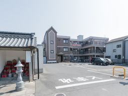 明るい外観の建物