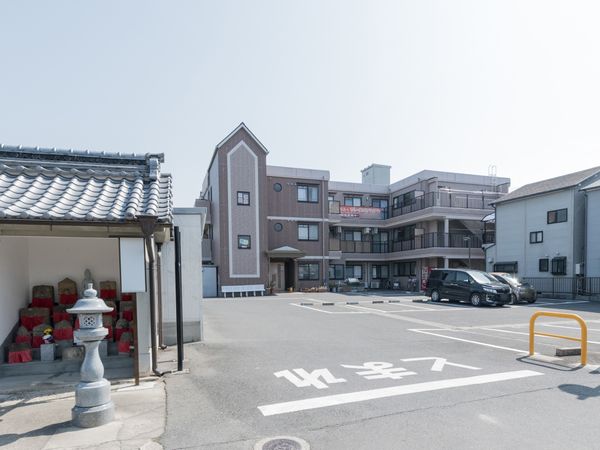 明るい外観の建物