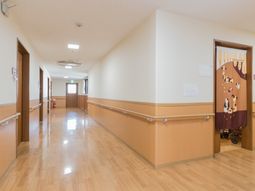明るい綺麗な廊下の様子